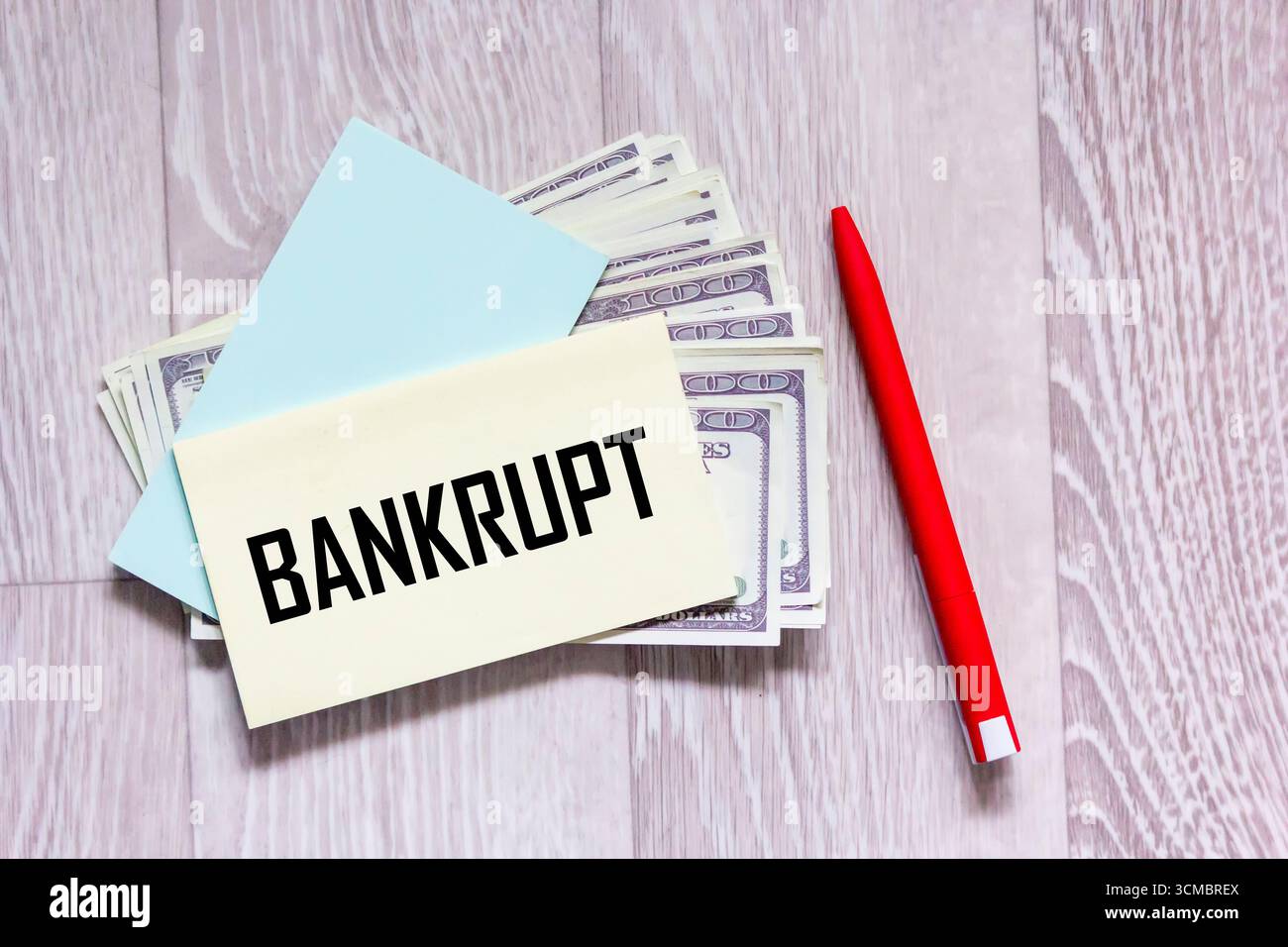 La parola "fallimento” è scritta sull'adesivo che si trova sulle banconote da cento dollari. Business e finanza Foto Stock