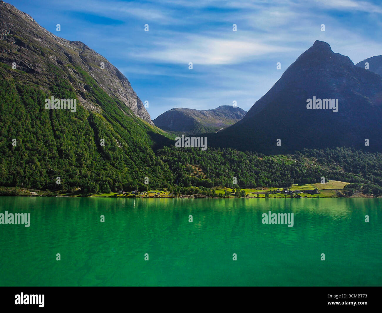 Calma mattutina su Dalesundet, Solund, Vestland, Norvegia; canale di vetro, isolotti di skerry, cielo dell'alba pastello e riflessi morbidi lungo la costa. Illustrazione Vettoriale