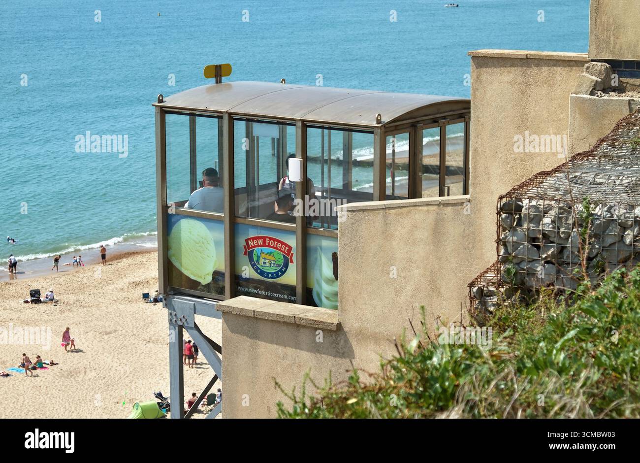 Persone e famiglie che viaggiano nella passeggiata dei pescatori, scendi fino a Southbourne Beach in Un giorno d'estate con la spiaggia e il mare sullo sfondo, Southbourne Foto Stock