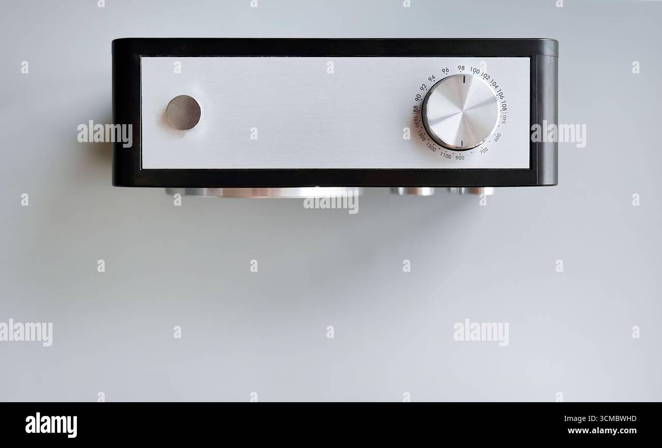 Vista dall'alto del ricevitore radio portatile a transistor vintage retrò, nostalgia, radio analogica su sfondo semplice Foto Stock