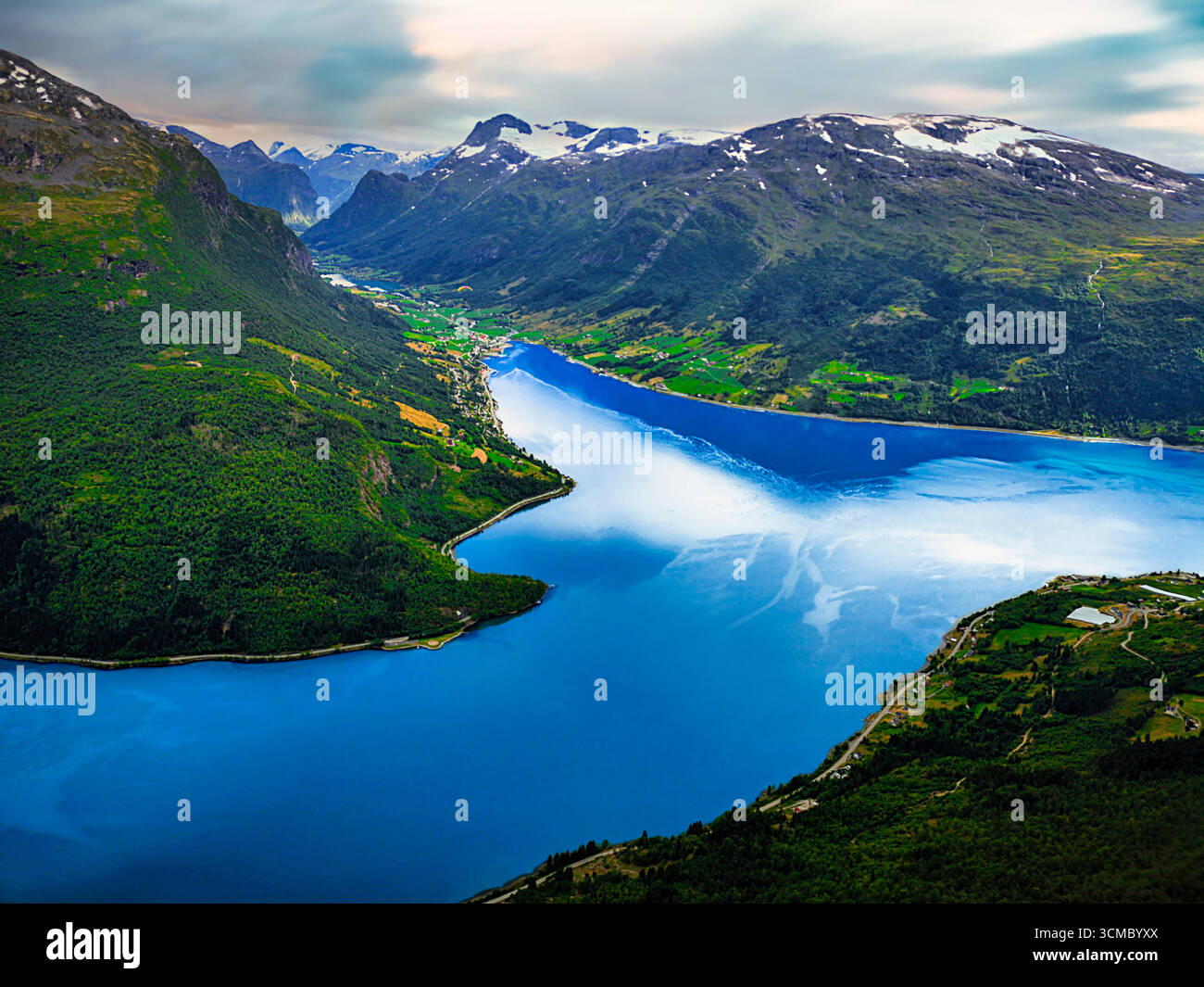 Tramonto aereo su Oldedalen (valle di Olden), Stryn, Vestland; braccio del ghiacciaio Melkevollbreen di Jostedalsbreen sopra Oldevatnet e ripide pareti della valle. Illustrazione Vettoriale
