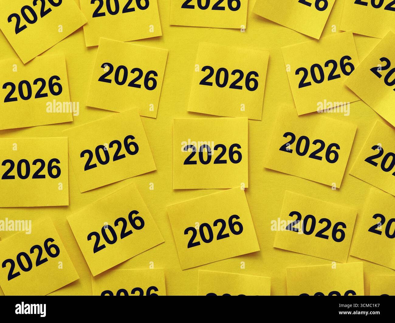 Note di carta gialle con i numeri 2026 su sfondo giallo. Primo piano. Foto Stock