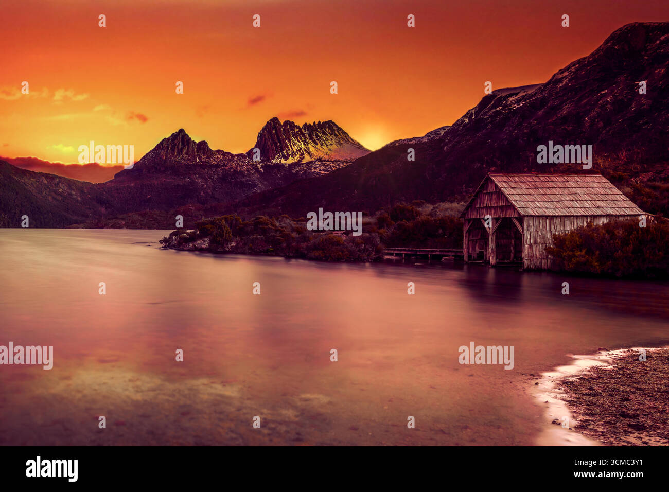 Canada; un tranquillo lago di montagna rispecchia le cime innevate e un accogliente cottage sul lago con la calda luce del tramonto. Illustrazione Vettoriale