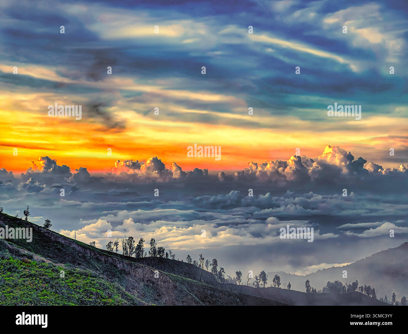 Spettacolare cielo al tramonto con torreggianti nuvole e nebbia ondulata; bagliore di fuoco, soffice foschia e un orizzonte luminoso sulla terra e sull'acqua calme. Illustrazione Vettoriale