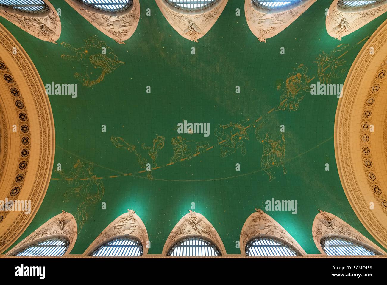 NEW YORK CITY - 19 maggio 2024: Soffitto celeste ornato del Grand Central Terminal di New York City, caratterizzato da un vivido sfondo verde adornato con gol Foto Stock
