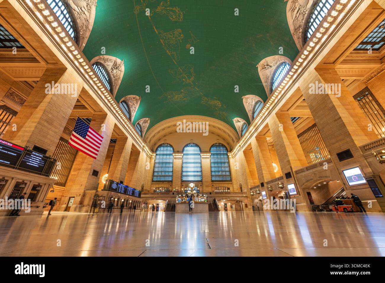 NEW YORK CITY - 19 maggio 2024: Vista grandangolare dell'iconico interno del Grand Central Terminal di New York City, caratterizzato dal verde a tema celeste Foto Stock