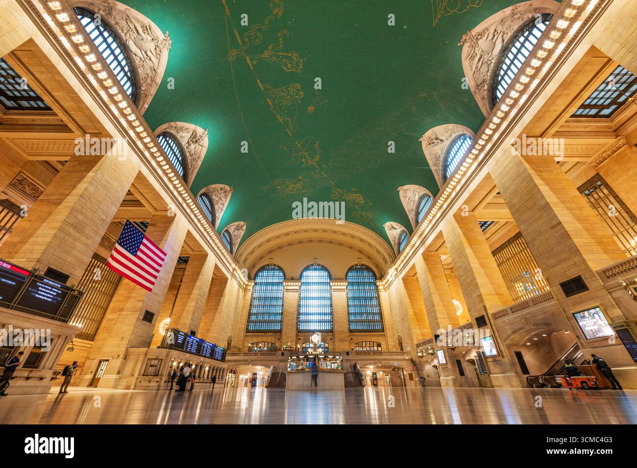 NEW YORK CITY - 19 maggio 2024: Vista grandangolare dell'iconico interno del Grand Central Terminal di New York City, caratterizzato dal verde a tema celeste Foto Stock