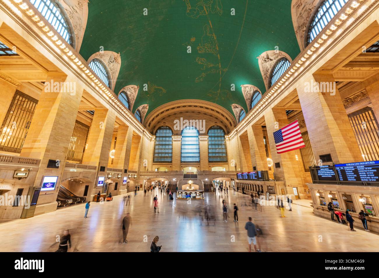 NEW YORK CITY - 19 maggio 2024: Vista grandangolare dell'iconico interno del Grand Central Terminal di New York City, caratterizzato dal verde a tema celeste Foto Stock