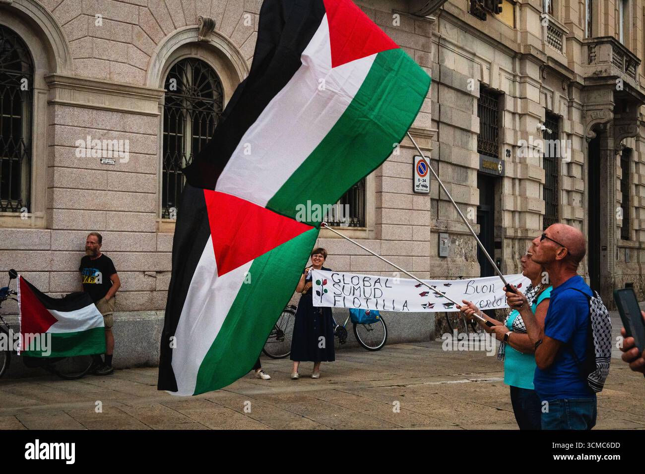 Bergamo, Italia. 15 settembre 2025. Attivisti ProPal presso un presidio permanente di fronte al comune di Bergamo a sostegno della Flottiglia globale Sumud e delle popolazioni palestinesi contro il genocidio e la fame. Bergamo, Italia. Crediti: Uara/Alamy Live News Foto Stock