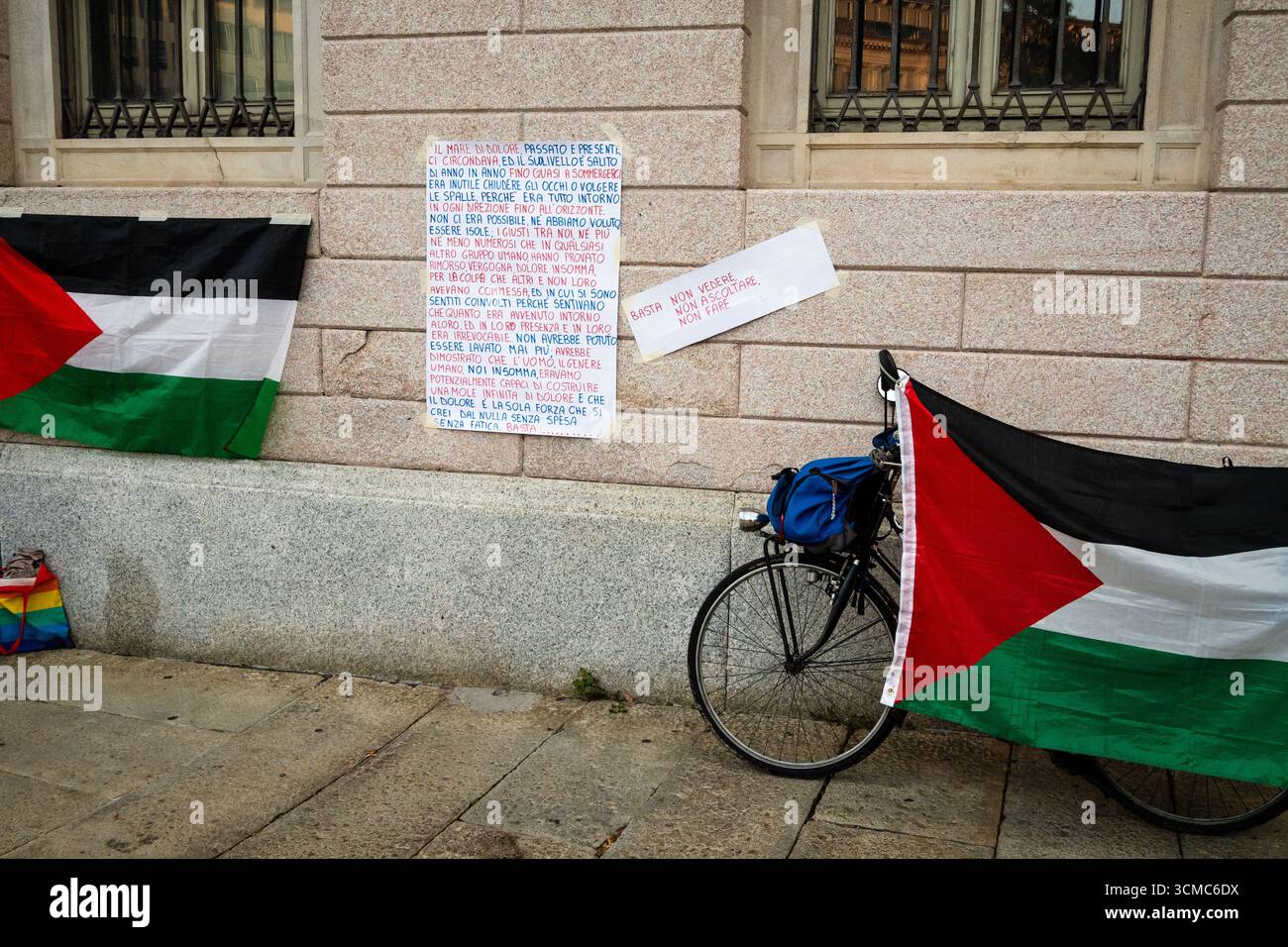 Bergamo, Italia. 15 settembre 2025. Attivisti ProPal presso un presidio permanente di fronte al comune di Bergamo a sostegno della Flottiglia globale Sumud e delle popolazioni palestinesi contro il genocidio e la fame. Bergamo, Italia. Crediti: Uara/Alamy Live News Foto Stock