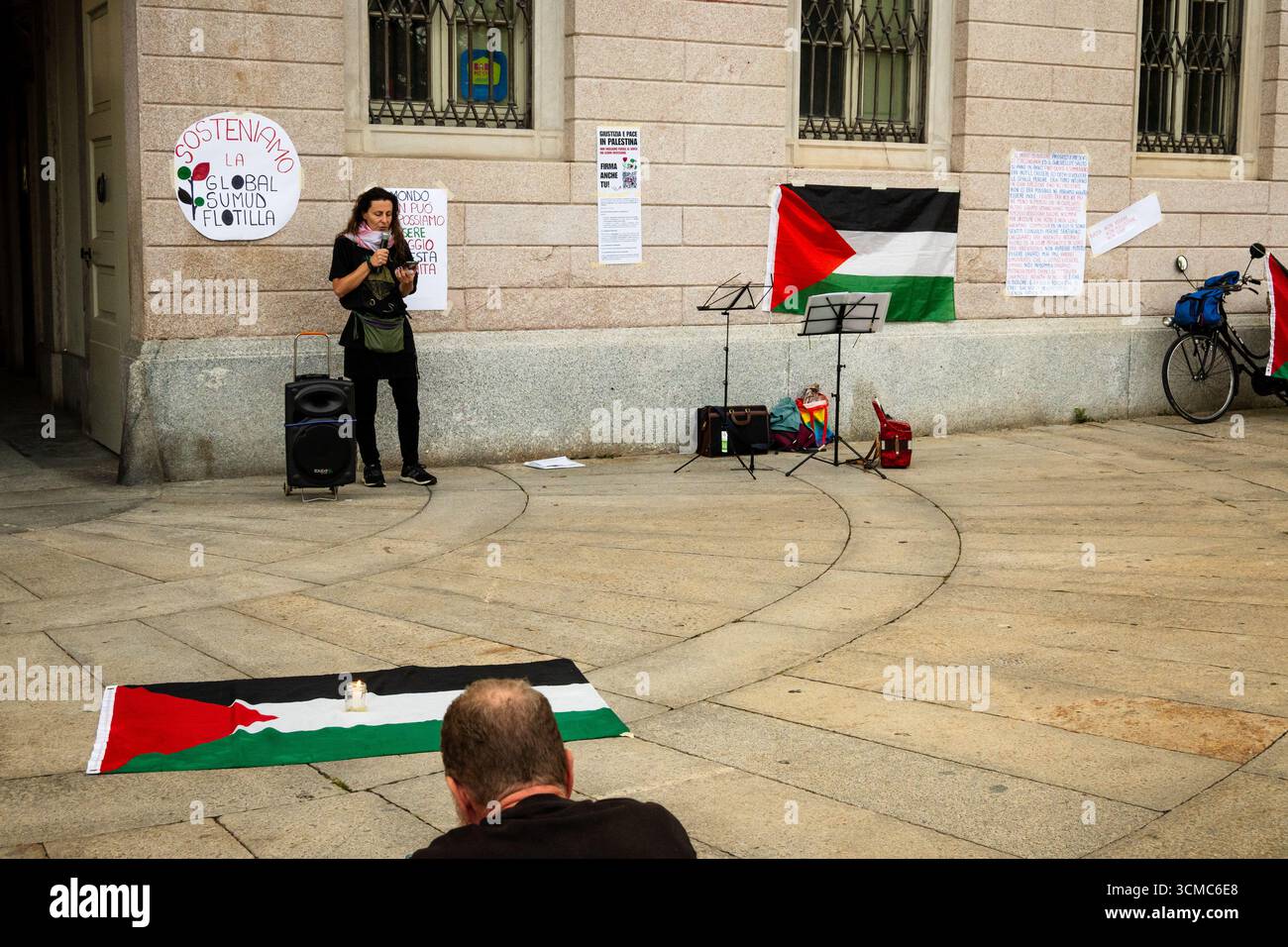 Bergamo, Italia. 15 settembre 2025. Attivisti ProPal presso un presidio permanente di fronte al comune di Bergamo a sostegno della Flottiglia globale Sumud e delle popolazioni palestinesi contro il genocidio e la fame. Bergamo, Italia. Crediti: Uara/Alamy Live News Foto Stock