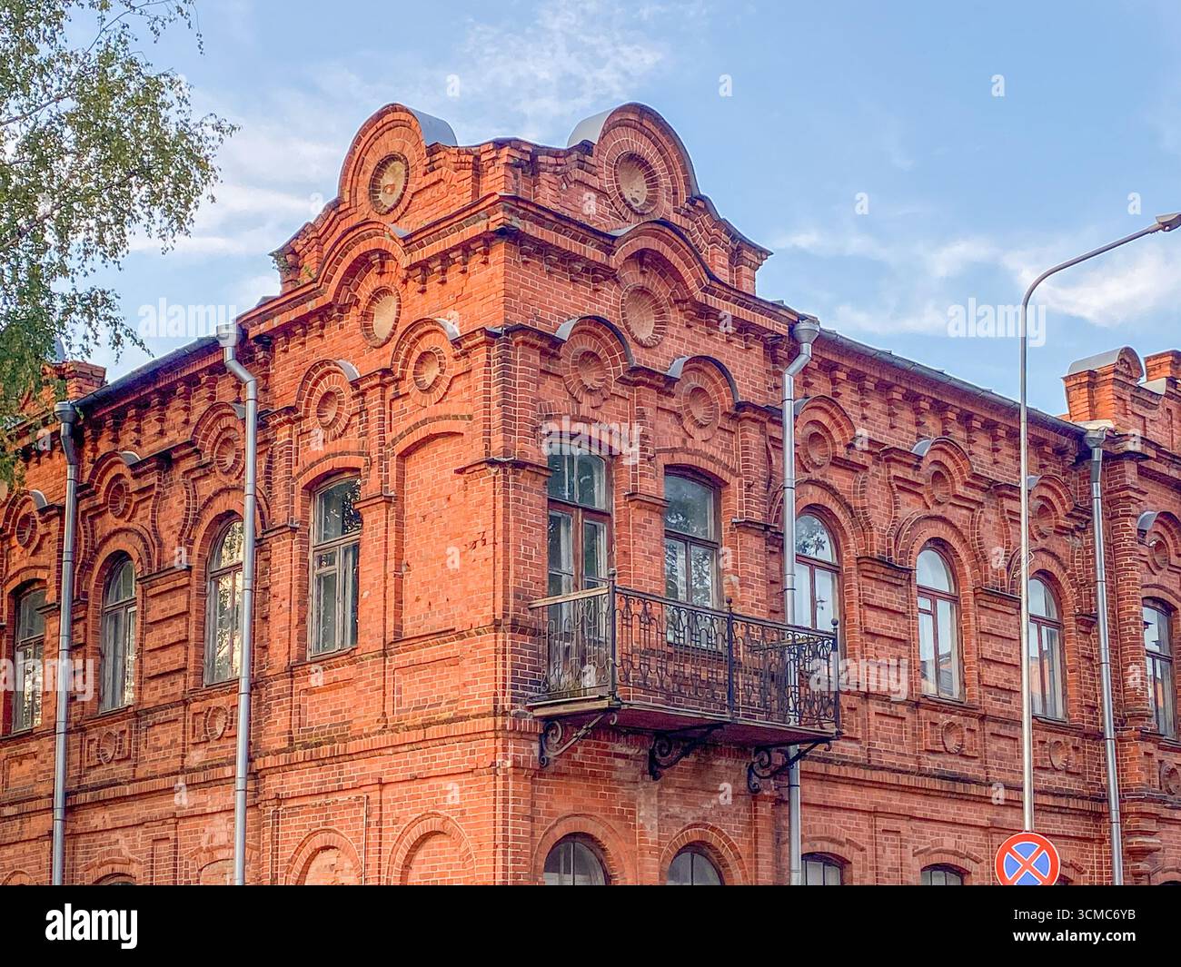 Ringhiera per balcone in ferro battuto. Facciata ristrutturata e decorata della casa storica con balcone decorativo in ferro in stile retrò. Appartamenti immobiliari Foto Stock