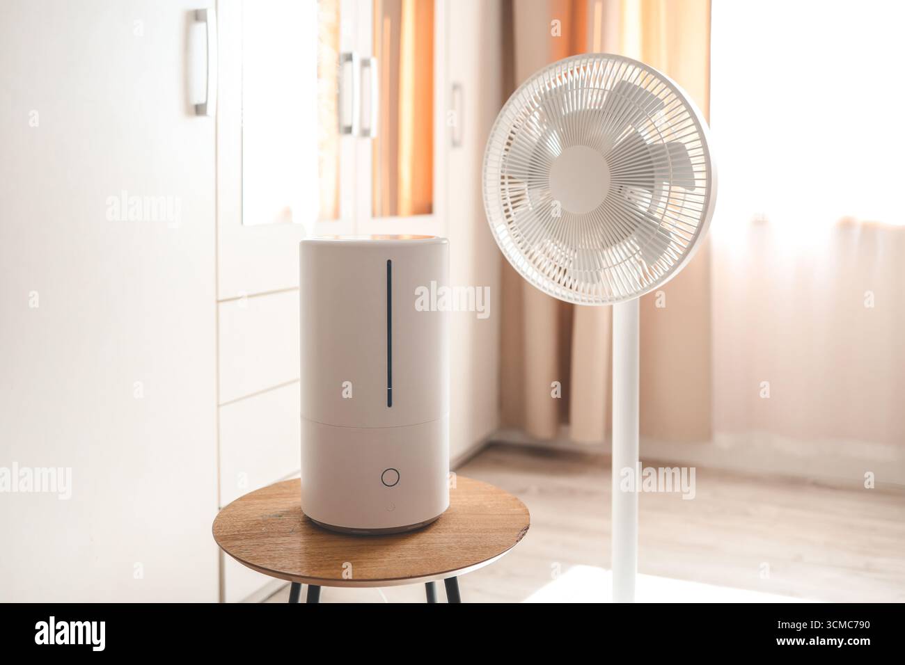 Deodorante per ambienti e ventilatore elettrico in camera. Foto Stock