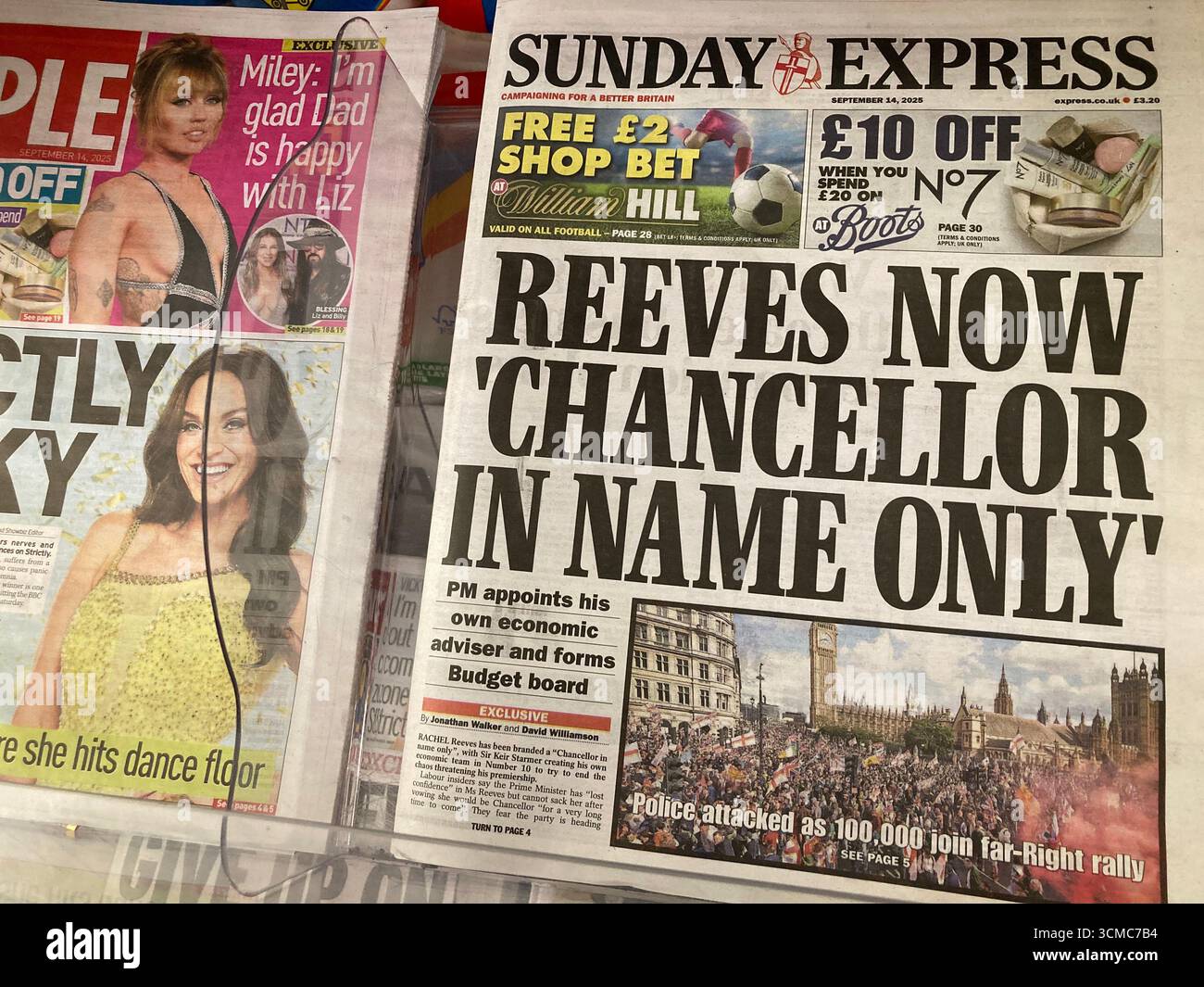 Un giornale britannico Keir Starmer nomina il suo consulente economico e forma il Consiglio di amministrazione del budget, Rachel Reeves ora cancelliere solo di nome Foto Stock