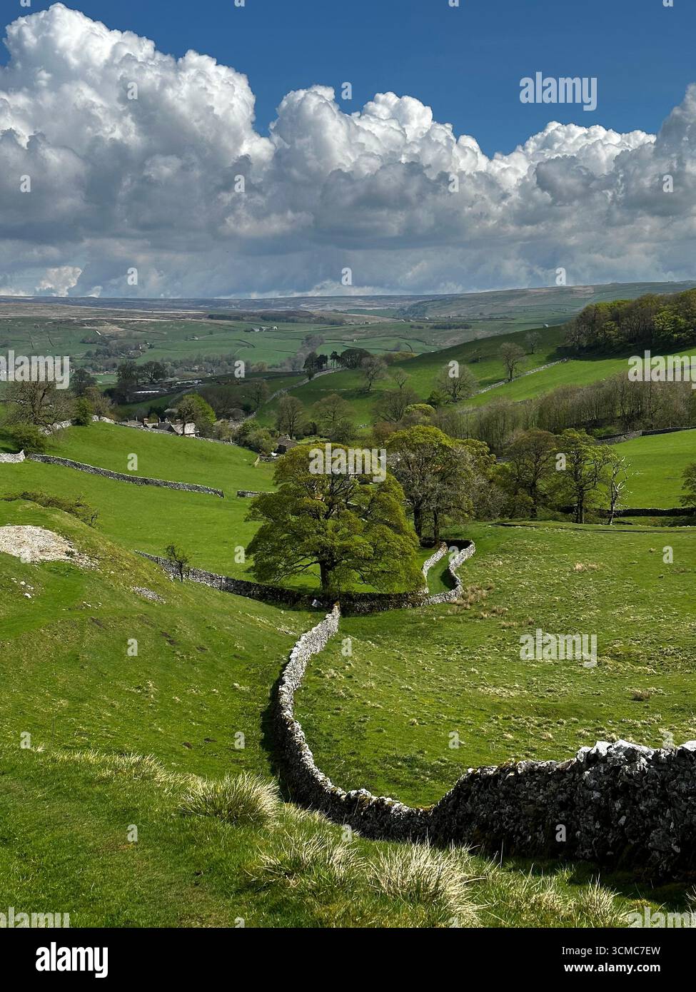 Colline ondulate e muri di pietra della terra verde e piacevole dell'Inghilterra - Immagine stock catturata con smartphone