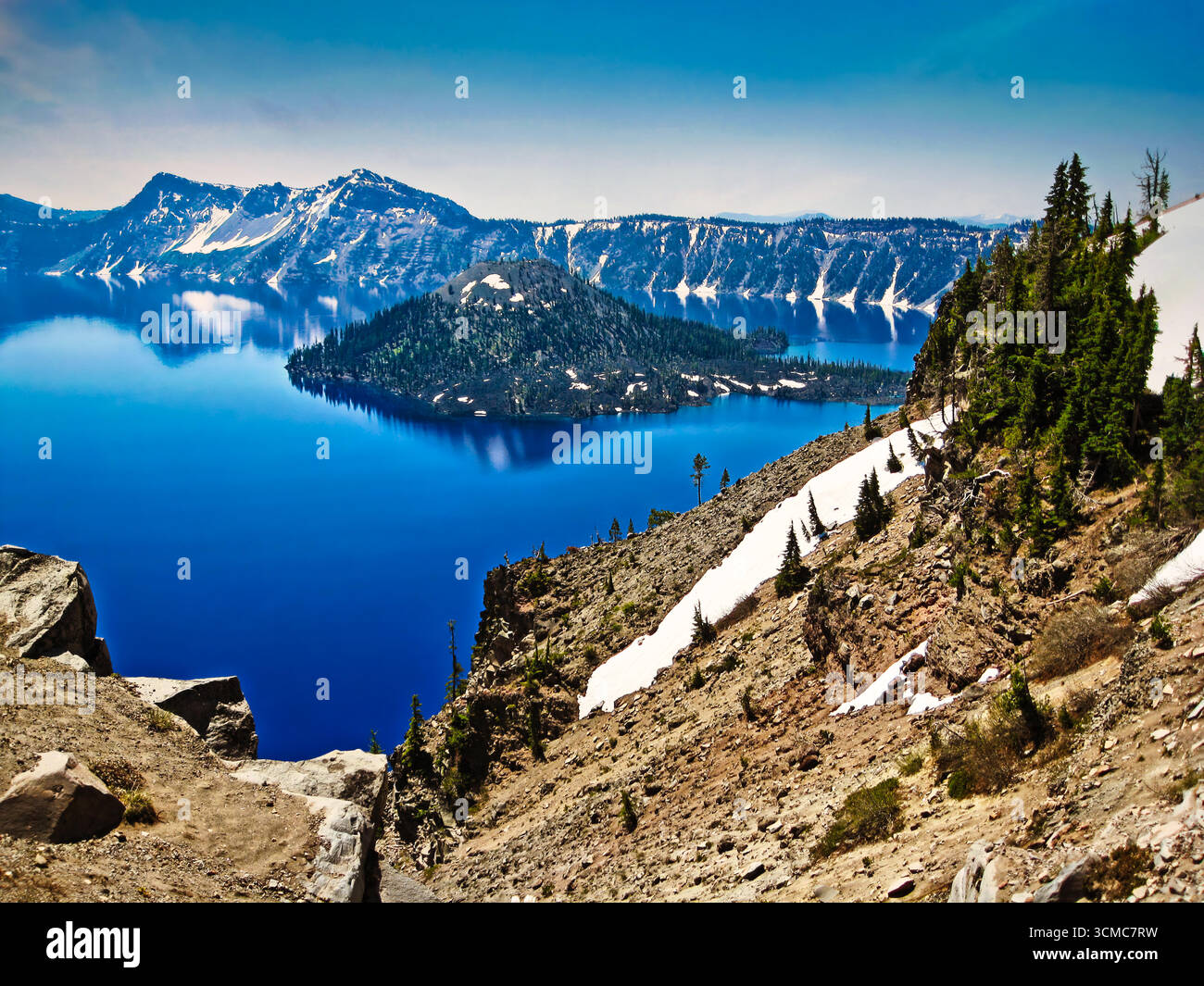 Lago panoramico di montagna sotto un cielo aperto; picchi aspri che si riflettono in acque cristalline durante l'ora d'oro. Illustrazione Vettoriale