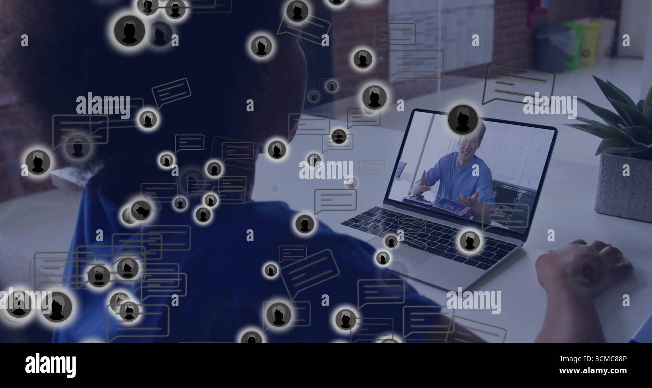 Condurre riunioni a distanza con una donna nera adulta alla scrivania bianca dell'ufficio domestico utilizzando un computer portatile e una persona succulenta Foto Stock