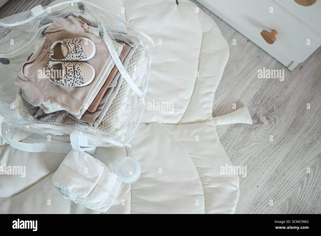 Borsa con le cose all'ospedale di maternità, il concetto di maternità e l'aspettativa di un bambino. Foto Stock
