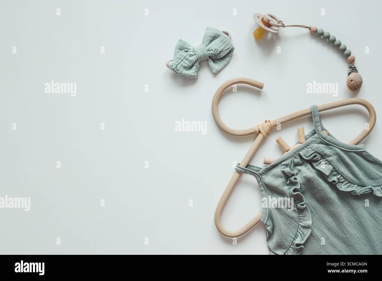Set di olive per un neonato su sfondo bianco. Foto Stock