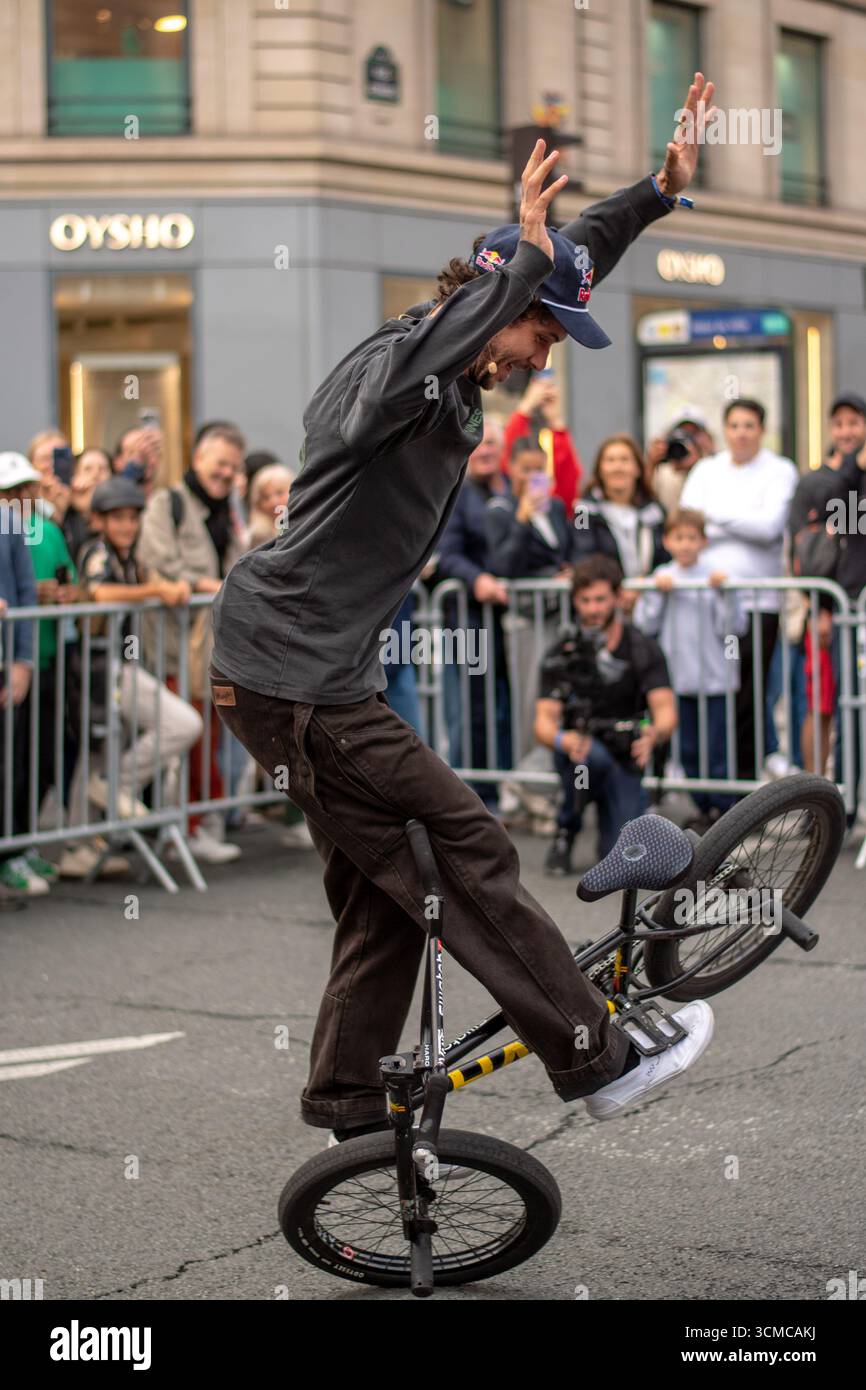 Il ciclista francese BMX freestyle Matthias Dandois fa un trick di fronte a una folla durante "la Fête du Sport" a Parigi, 14/09/2025 Foto Stock