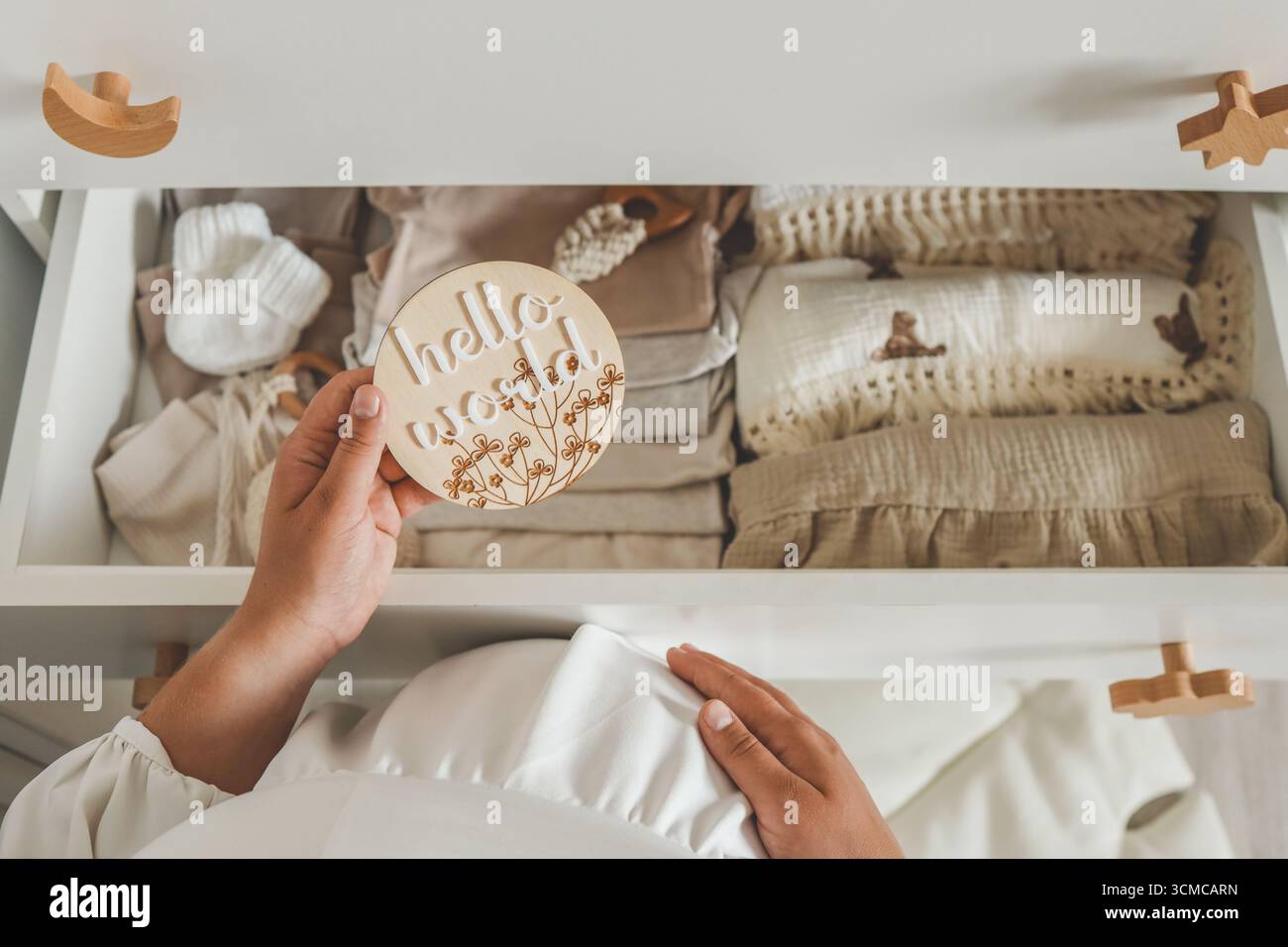 Tavola in legno fatta a mano con l'iscrizione: hello World, in attesa del bambino. Foto Stock