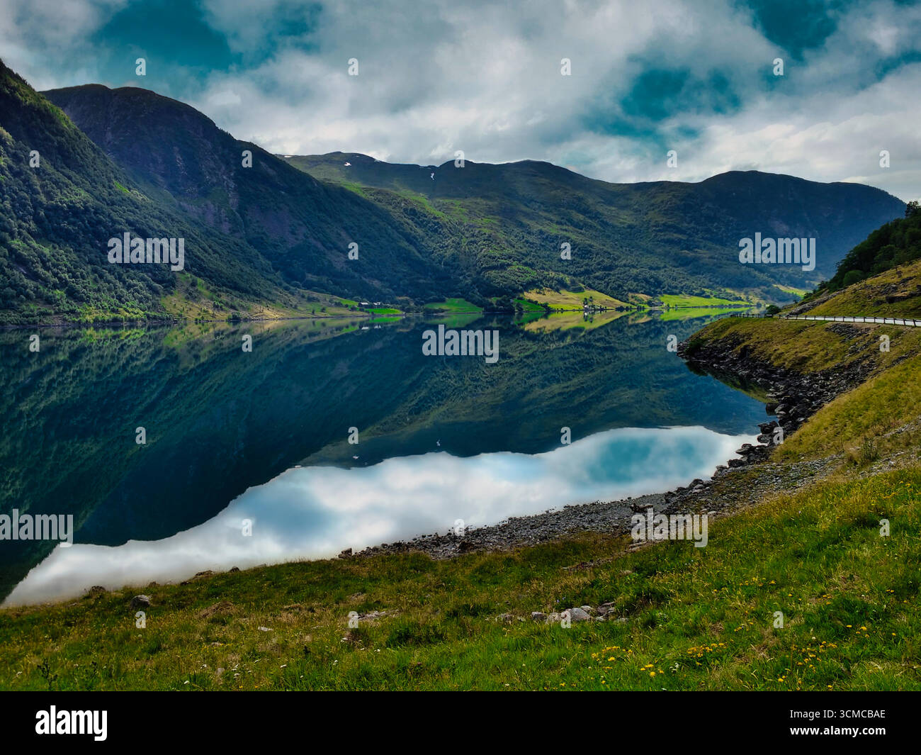 Sandvinvatnet, Odda, Vestland, Norvegia; tranquillo lago glaciale con riflessi a specchio, ripide pareti della valle e boschi di betulle in luce soffusa. Illustrazione Vettoriale