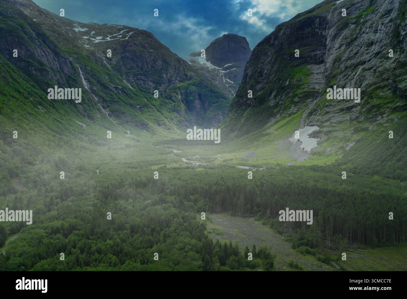 Montagne di Buarbreen all'alba, Folgefonna, Vestland; valle nebbiosa, lingua blu-ghiaccio, l'acqua di fusione ruggente e il rivestimento di betulla degrada in una luce soffusa. Illustrazione Vettoriale