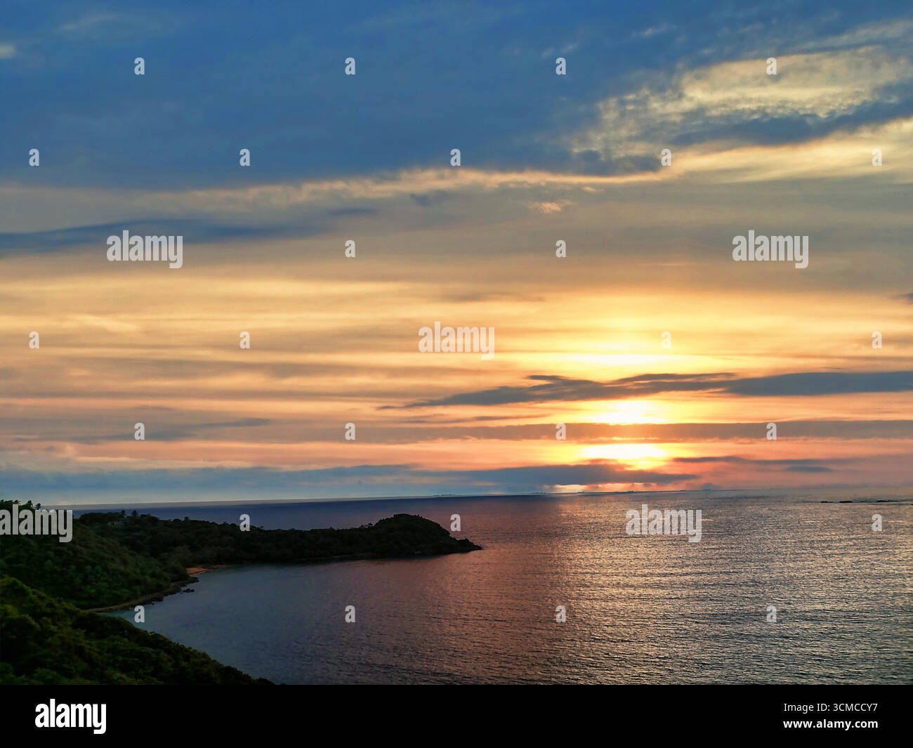 Ashleam Bay al tramonto, Achill Island, Contea di Mayo, Irlanda; luce dorata sulle bianche scogliere, una baia di ciottoli e il tranquillo orizzonte Atlantico. Illustrazione Vettoriale