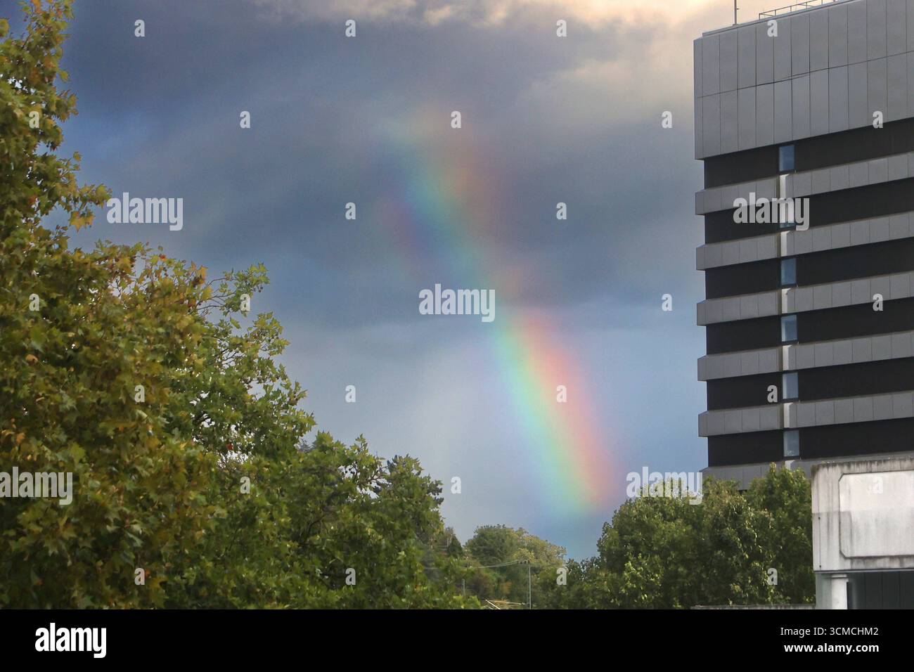 Optische Physik in der Atmosphäre Ein Regenbogen bildet sich nach Regenfällen und zeigt sein mehrfarbiges Erscheinungsbild Essen Nordrhein-Westfalen Deutschland *** fisica ottica nell'atmosfera Un arcobaleno si forma dopo le precipitazioni e mostra il suo aspetto multicolore Essen Renania settentrionale-Vestfalia Germania Foto Stock
