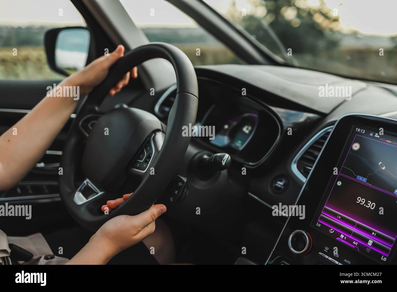 Ragazza che guida un'auto, concetto di viaggio. Foto Stock