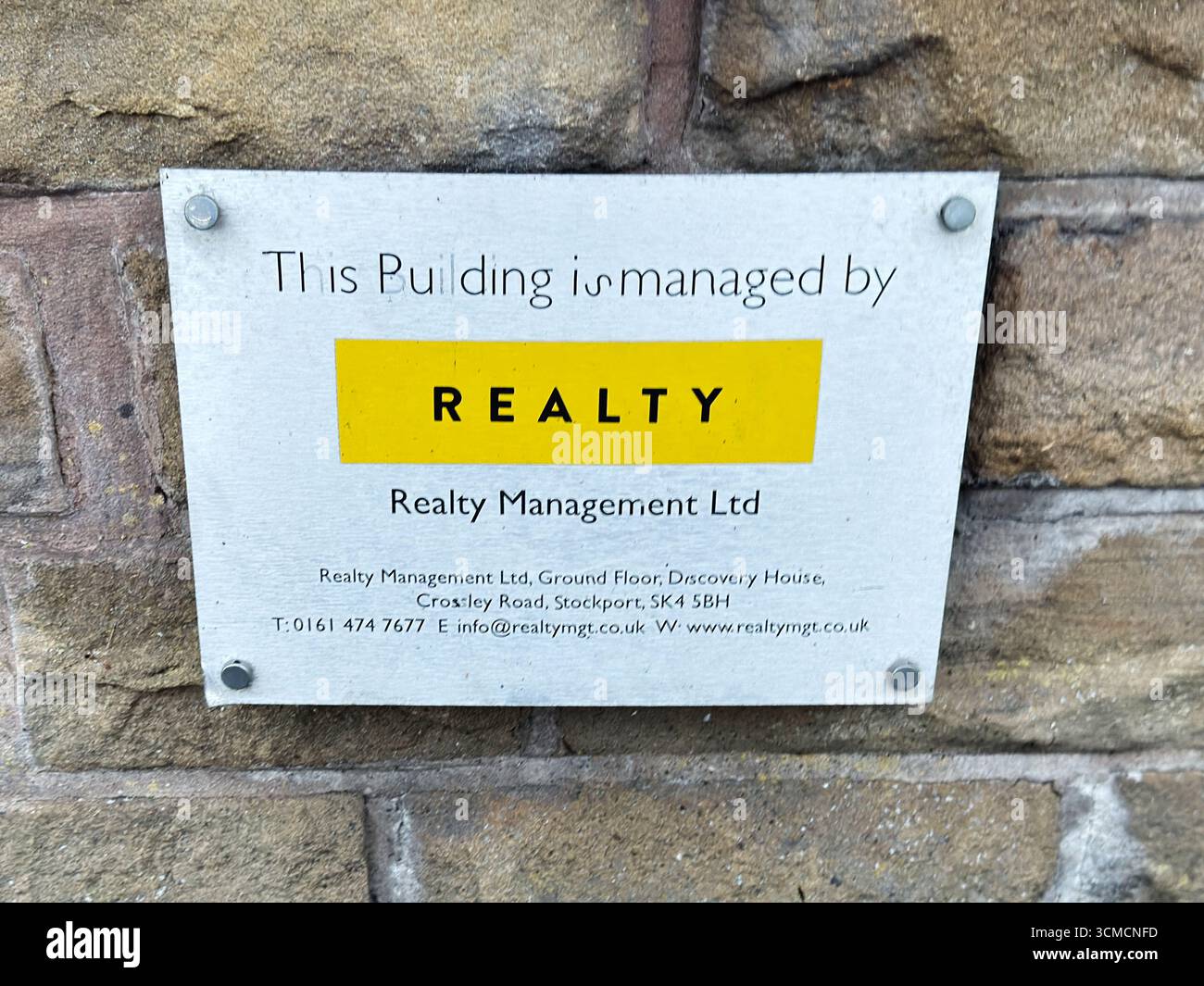 Manchester, Regno Unito - 12 settembre 2025: Cartellonistica Realty Management Ltd esposta su una parete, che mostra i servizi professionali di property management Foto Stock