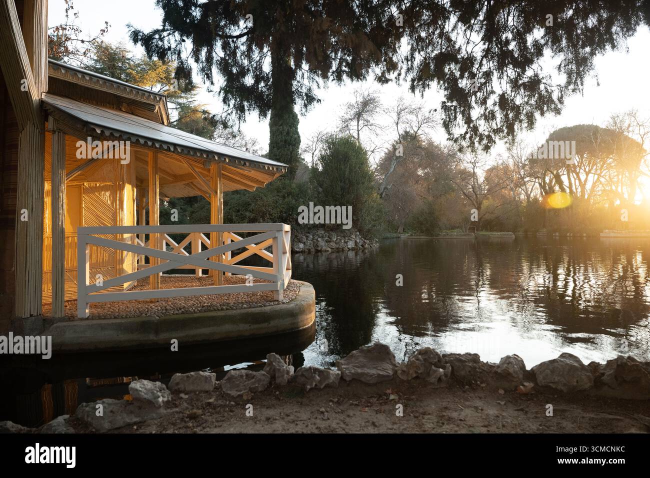 Palazzo di cristallo che splende al tramonto nel parco del retiro, madrid Foto Stock
