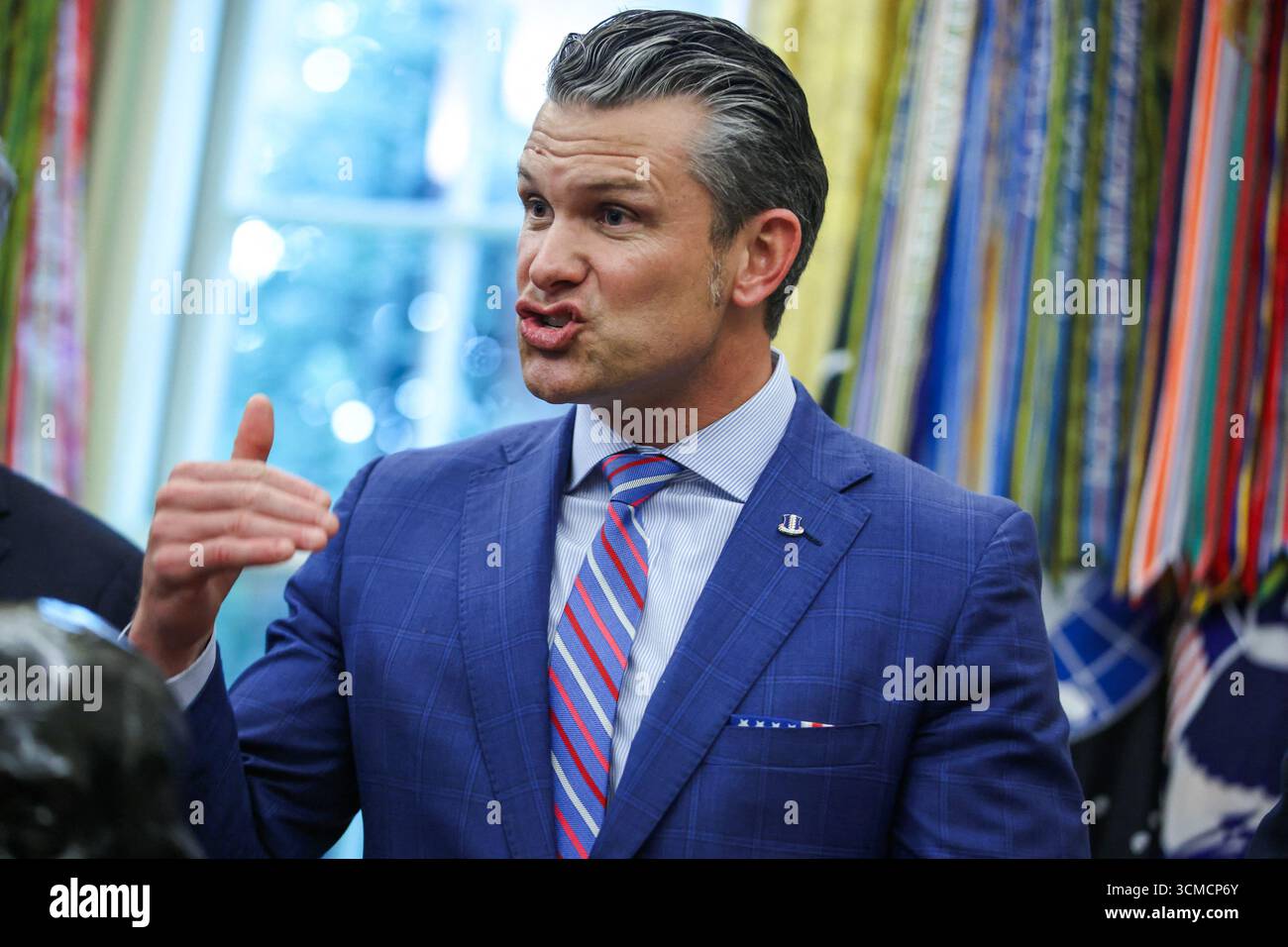 Washington, Stati Uniti. 15 settembre 2025. Il segretario alla difesa Pete Hegseth parla prima che il presidente Donald Trump firmi un memorandum presidenziale presso l'Ufficio ovale alla Casa Bianca il 15 settembre 2025 a Washington DC Stephen Miller, direttore dell'FBI Kash Patel, segretario alla sicurezza interna Kristi Noem, procuratore generale Pam Bondi, segretario alla difesa Pete Hegseth, governatore del Tennessee Bill Lee e altri erano presenti. (Foto di Samuel Corum/Pool/ABACAPRESS.COM) credito: Abaca Press/Alamy Live News Foto Stock