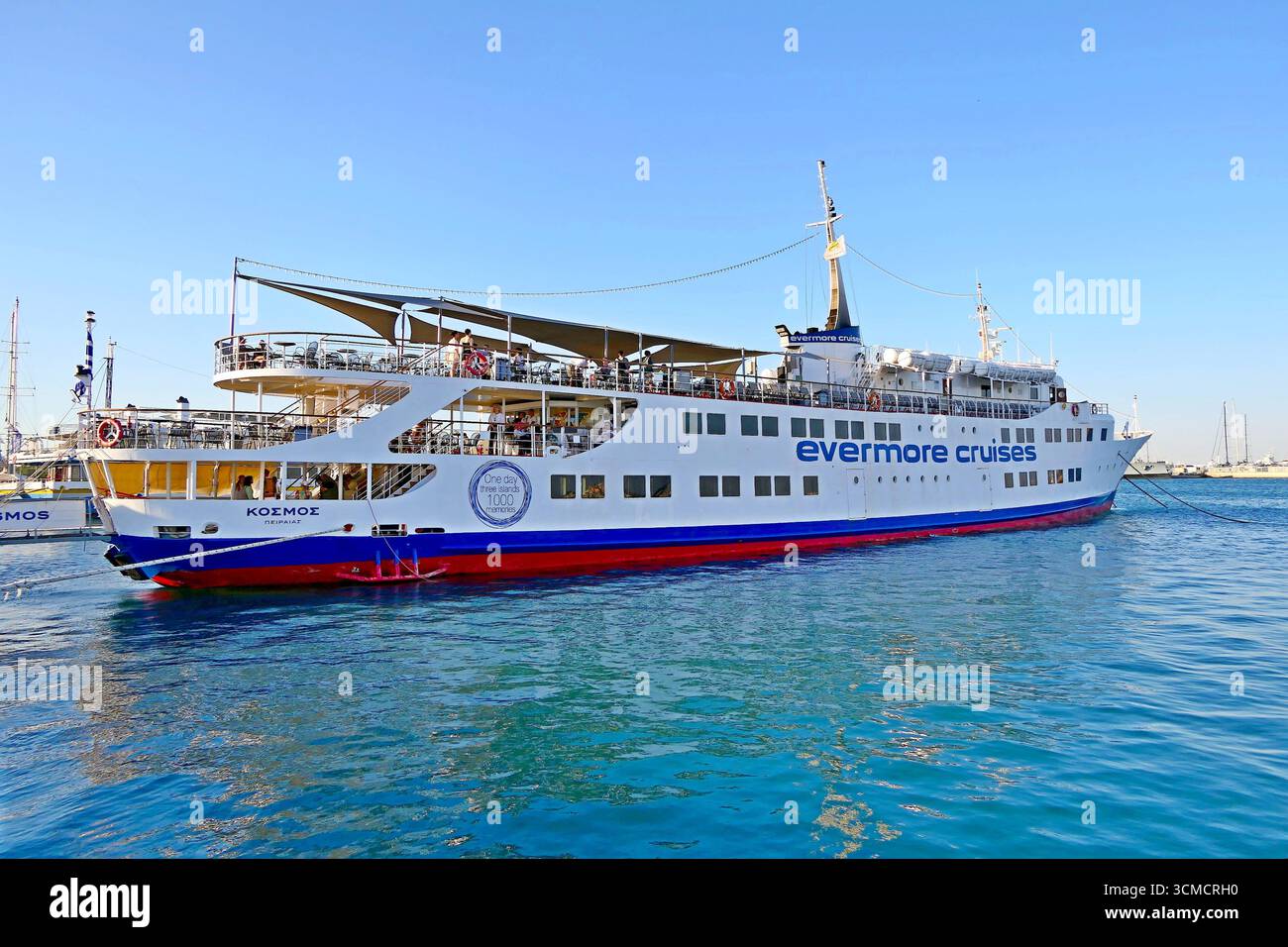 La nave da crociera Cosmos della compagnia Evermore Cruises attende i turisti al molo di Marina Delta Kallithea, Grecia Foto Stock