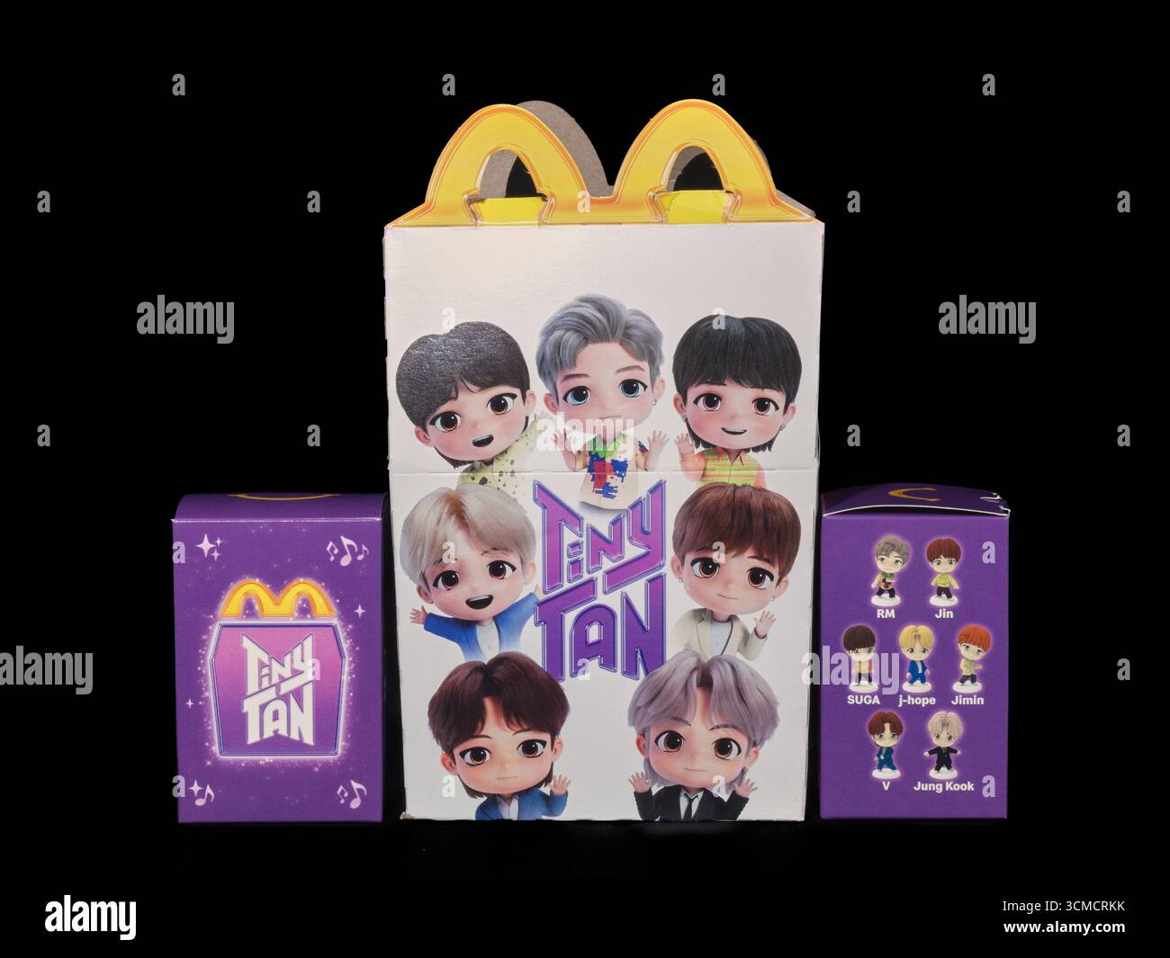 Palm Springs, California, Stati Uniti. 11 settembre 2025. Palm Springs, California, USA "" 11 settembre 2025: Confezioni e scatole promozionali per i collezionisti TinyTAN ispirati al BTS, esposte su sfondo nero. Questi elementi facevano parte di una campagna di McDonald's incentrata sul gruppo K-pop globale. (Credit Image: © Ian L. Sitren/ZUMA Press Wire) SOLO PER USO EDITORIALE! Non per USO commerciale! Foto Stock
