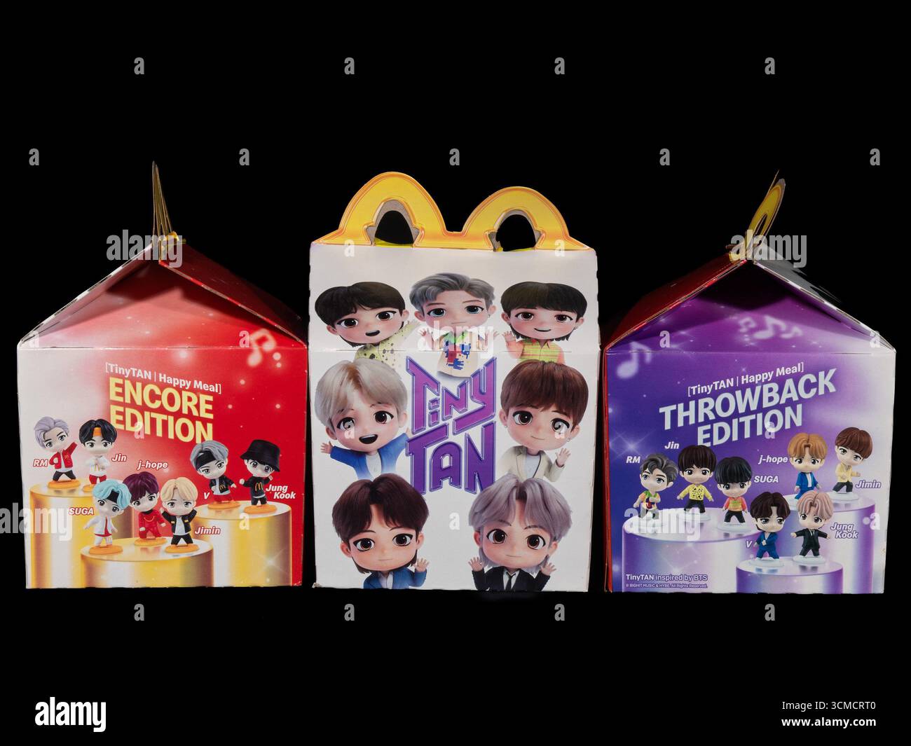 Palm Springs, California, Stati Uniti. 11 settembre 2025. Palm Springs, California, USA "" 11 settembre 2025: Confezione promozionale per happy meal con personaggi TinyTAN ispirati al BTS, su sfondo nero. Parte di una campagna McDonald's creata intorno al gruppo K-pop globale. (Credit Image: © Ian L. Sitren/ZUMA Press Wire) SOLO PER USO EDITORIALE! Non per USO commerciale! Foto Stock