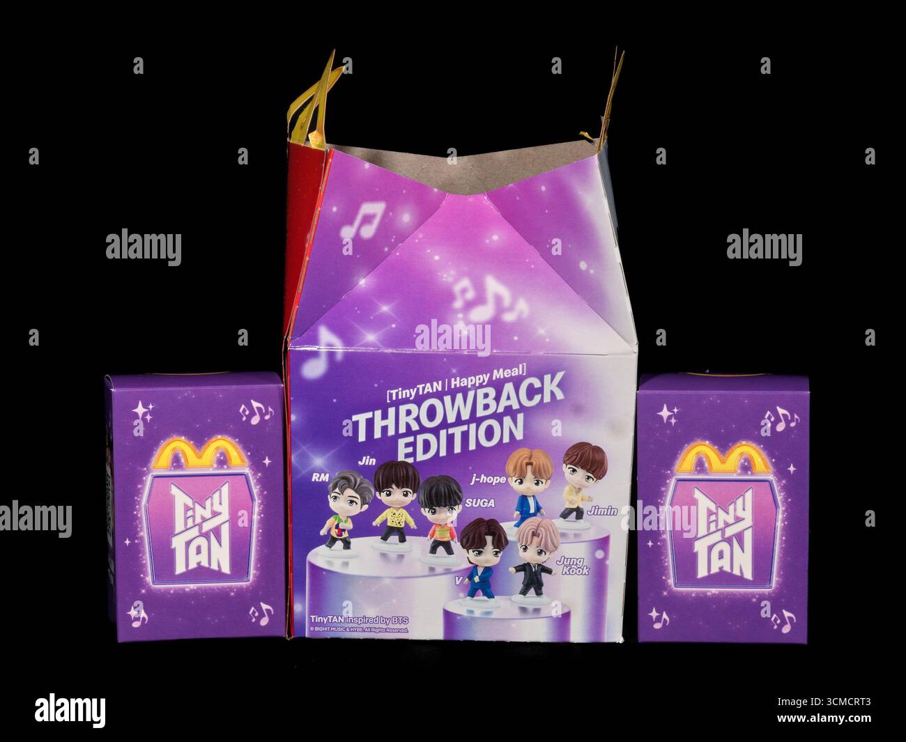 Palm Springs, California, Stati Uniti. 11 settembre 2025. Palm Springs, California, USA "" 11 settembre 2025: Confezioni e scatole promozionali per i collezionisti TinyTAN ispirati al BTS, esposte su sfondo nero. Questi elementi facevano parte di una campagna di McDonald's incentrata sul gruppo K-pop globale. (Credit Image: © Ian L. Sitren/ZUMA Press Wire) SOLO PER USO EDITORIALE! Non per USO commerciale! Foto Stock
