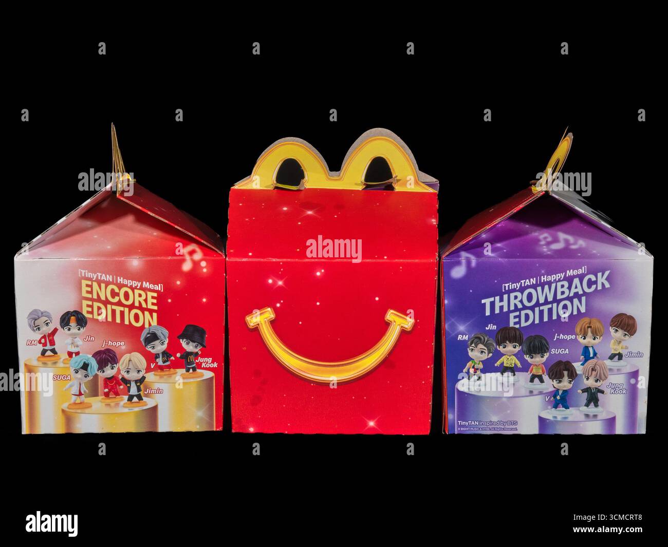 Palm Springs, California, Stati Uniti. 11 settembre 2025. Palm Springs, California, USA "" 11 settembre 2025: Confezione promozionale per happy meal con personaggi TinyTAN ispirati al BTS, su sfondo nero. Parte di una campagna McDonald's creata intorno al gruppo K-pop globale. (Credit Image: © Ian L. Sitren/ZUMA Press Wire) SOLO PER USO EDITORIALE! Non per USO commerciale! Foto Stock
