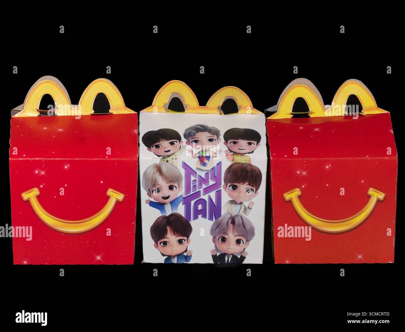 Palm Springs, California, Stati Uniti. 11 settembre 2025. Palm Springs, California, USA "" 11 settembre 2025: Confezione promozionale per happy meal con personaggi TinyTAN ispirati al BTS, su sfondo nero. Parte di una campagna McDonald's creata intorno al gruppo K-pop globale. (Credit Image: © Ian L. Sitren/ZUMA Press Wire) SOLO PER USO EDITORIALE! Non per USO commerciale! Foto Stock
