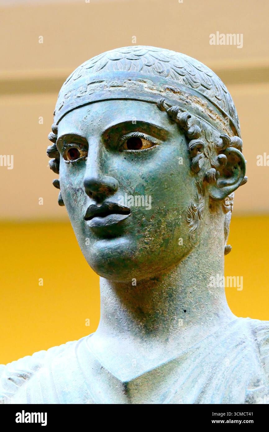 Primo piano della testa della statua in bronzo del carro Delfico della collezione del Museo Archeologico di Delfi, Grecia Foto Stock