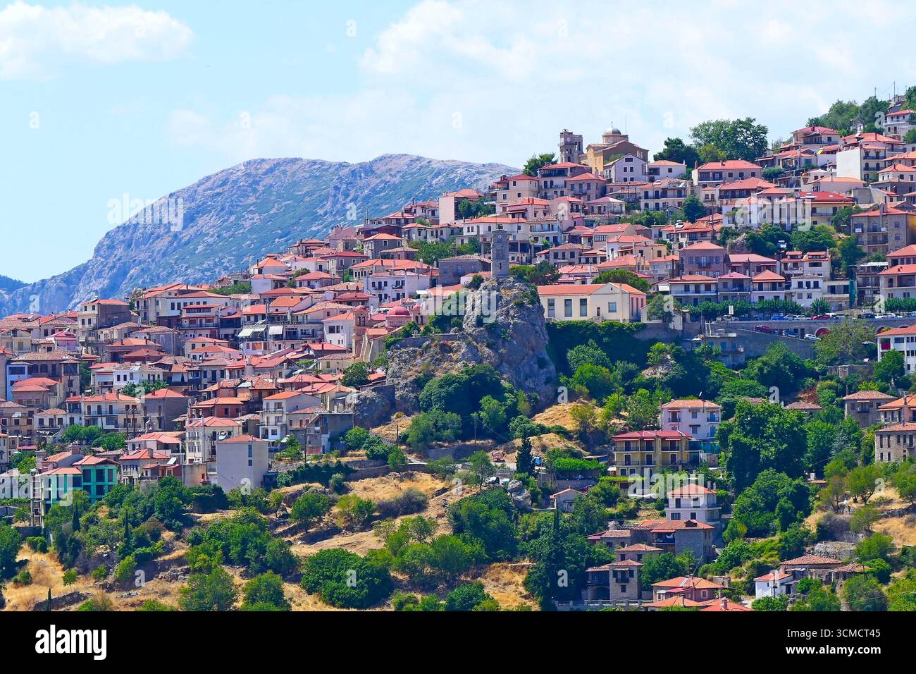 Vista panoramica del villaggio di Arachova sulle pendici del monte Parnaso, una località turistica popolare in Grecia Foto Stock