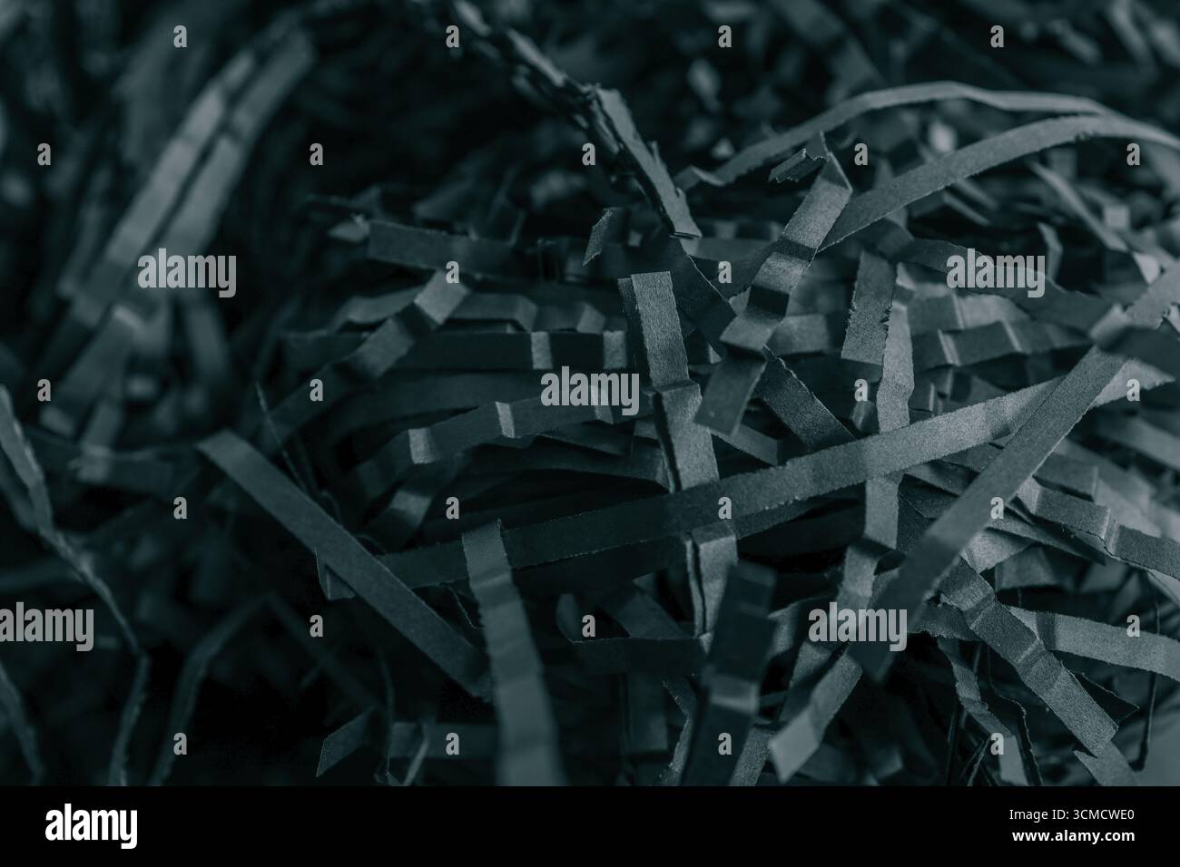 carta grattugiata nera . Sfondo del riempitivo della confezione regalo. Foto Stock