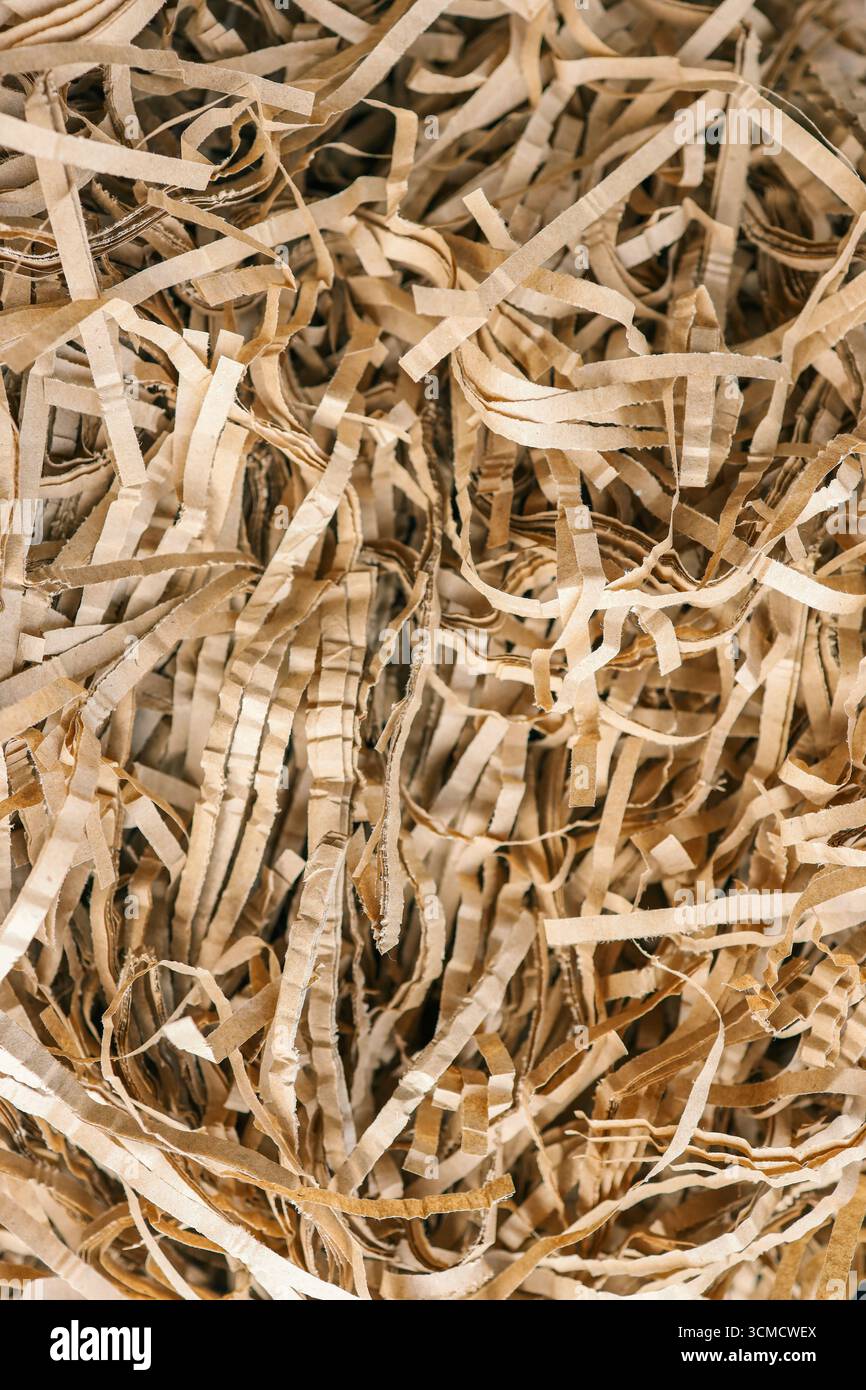 Carta grattugiata di colore beige . Sfondo del riempitivo della confezione regalo. Foto Stock