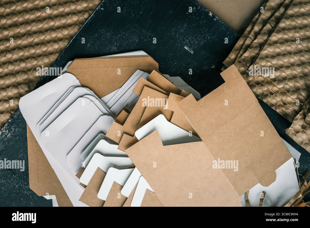 Scatole di prodotti e riempimento di carta artigianale. Foto Stock