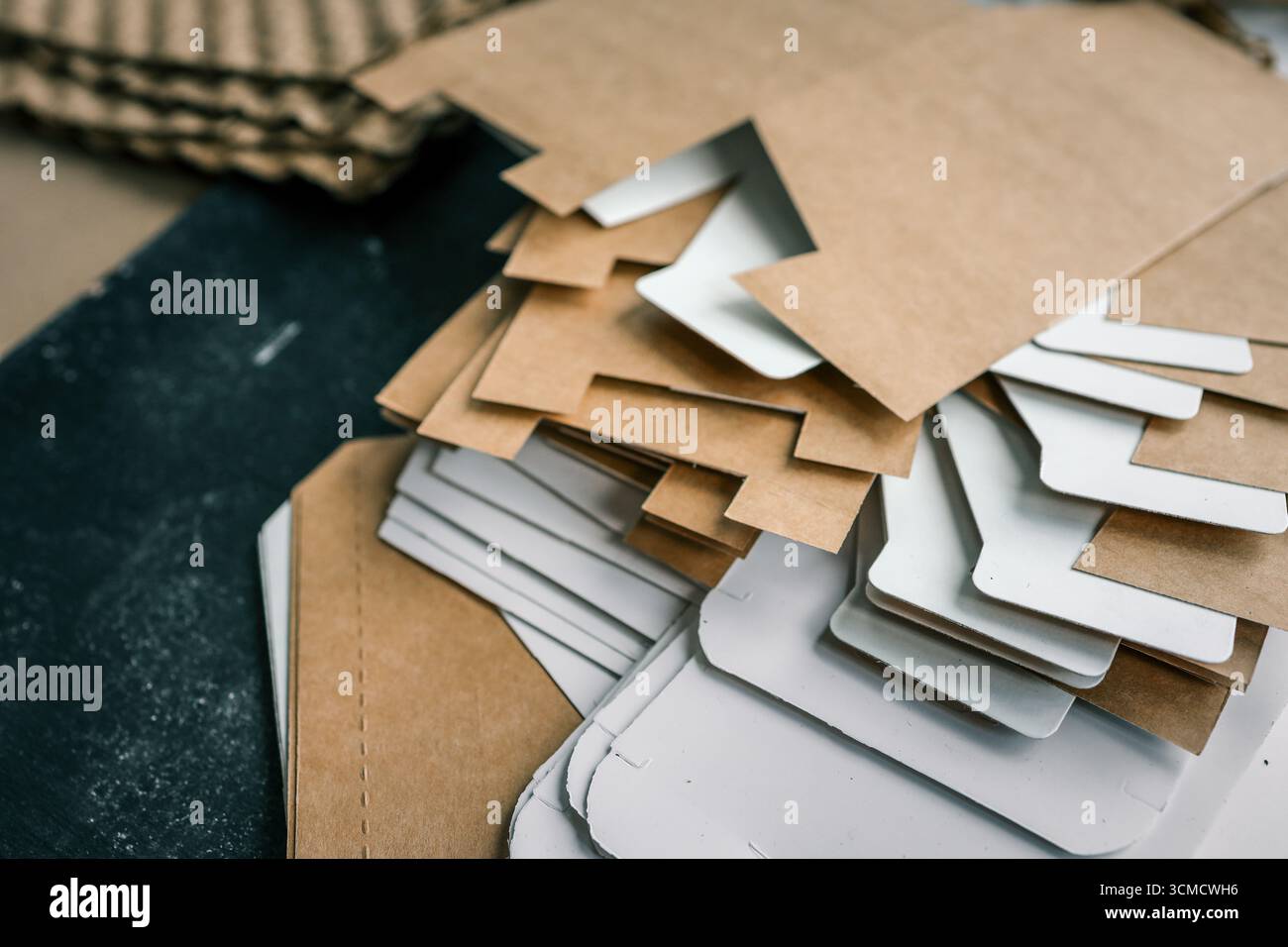 Scatole di prodotti e riempimento di carta artigianale. Foto Stock