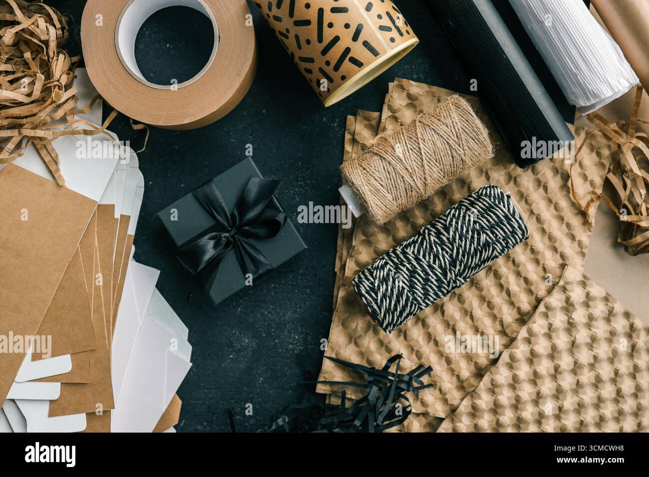 Set di articoli da regalo e da regalo, vista dall'alto. Foto Stock