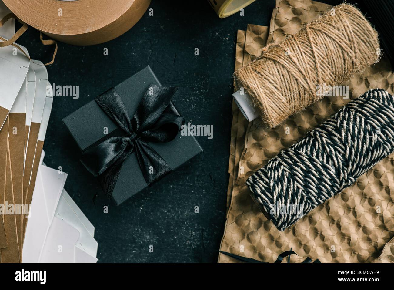 Set di articoli da regalo e da regalo, vista dall'alto. Foto Stock