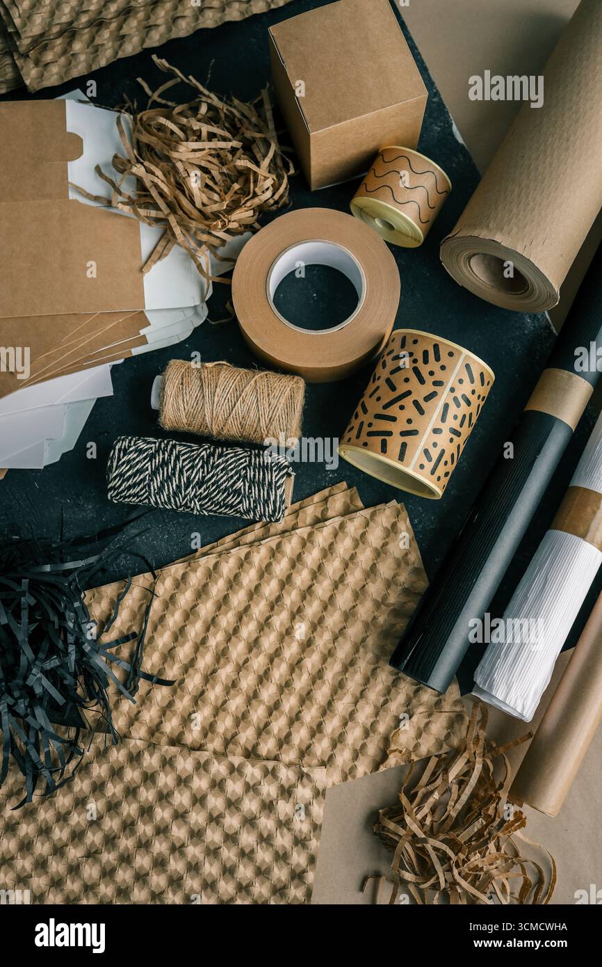 Set artigianale di merci per il confezionamento dei prodotti. Foto Stock