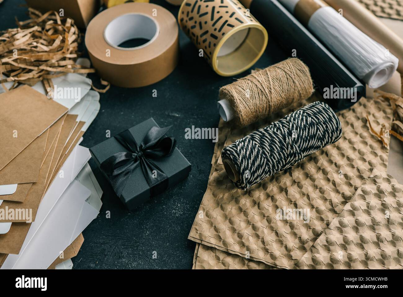 Set di articoli da regalo e da regalo, vista dall'alto. Foto Stock