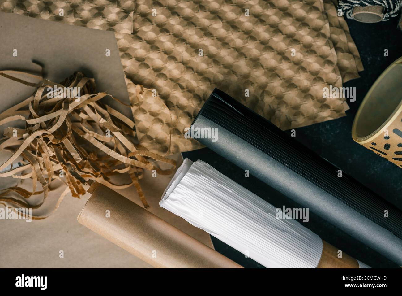 Set artigianale di merci per il confezionamento dei prodotti. Foto Stock